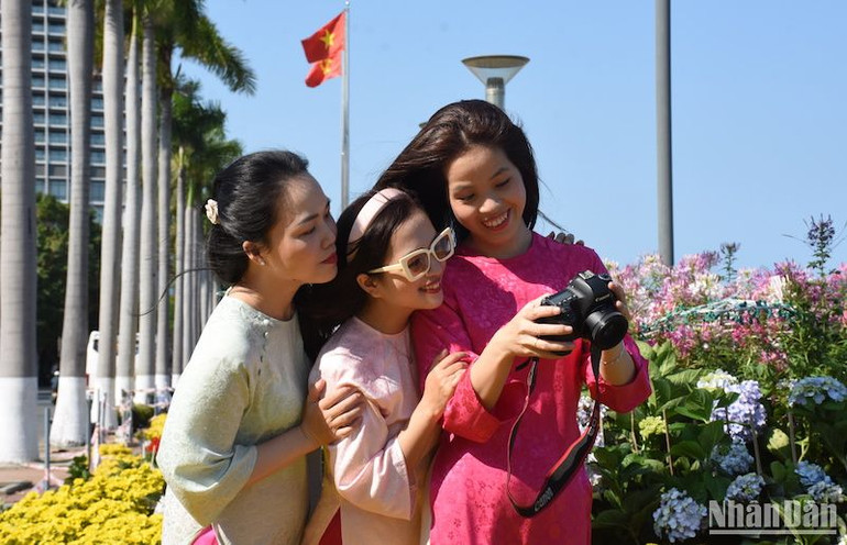 Tâm Quyên và nhóm bạn trước mùa xuân mới.