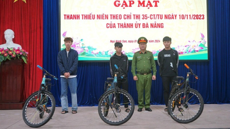 Công an quận Ngũ Hành Sơn, thành phố Đà Nẵng gặp mặt, tặng xe đạp cho các em thanh thiếu niên có nhiều tiến bộ trong việc tu dưỡng, rèn luyện. (Ảnh: Công an quận Ngũ Hành Sơn)