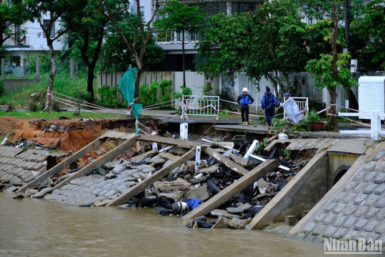 Vị trí sạt lún ngay cạnh vị trí sạt lún do mưa lũ gây ra vào tháng 10 năm ngoái.