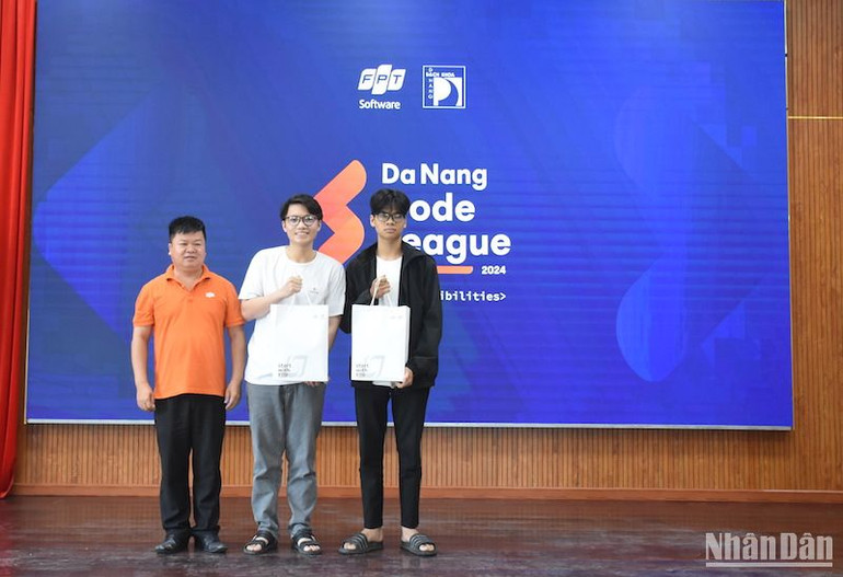 Các sinh viên Trường đại học Bách khoa tham gia phần khởi động cuộc thi sáng ngày 6/5. Ảnh ANH ĐÀO Các sinh viên Trường đại học Bách khoa tham gia phần khởi động cuộc thi sáng ngày 6/5. Ảnh ANH ĐÀO