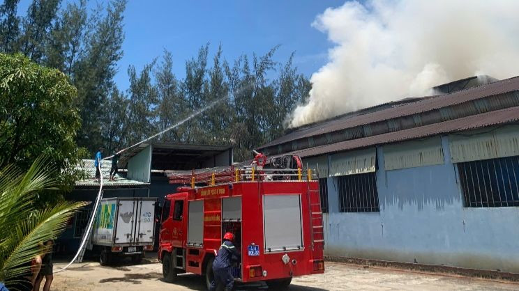 Lực lượng Cảnh sát Phòng cháy, chữa cháy và Cứu nạn, cứu hộ (Công an thành phố Đà Nẵng) tiếp cận hiện trường, khống chế ngọn lửa. Lực lượng Cảnh sát Phòng cháy, chữa cháy và Cứu nạn, cứu hộ (Công an thành phố Đà Nẵng) tiếp cận hiện trường, khống chế ngọn lửa.