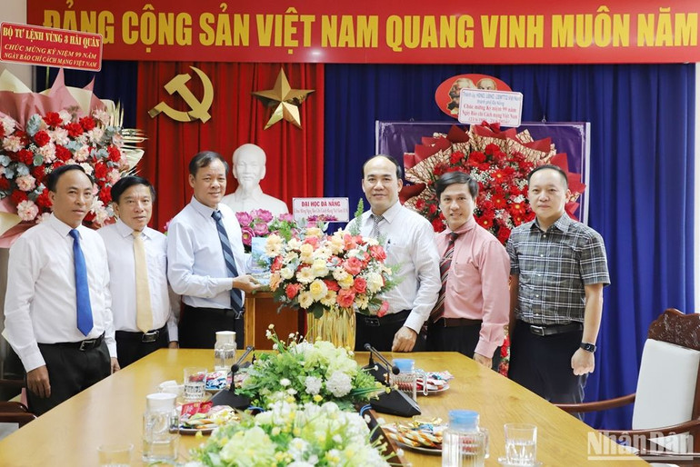 TS. Phan Minh Đức - Bí thư Đảng ủy, Chủ tịch Hội đồng Đại học Đà Nẵng thăm, chúc mừng Cơ quan Thường trực Báo Nhân Dân tại Đà Nẵng. Ảnh ANH ĐÀO