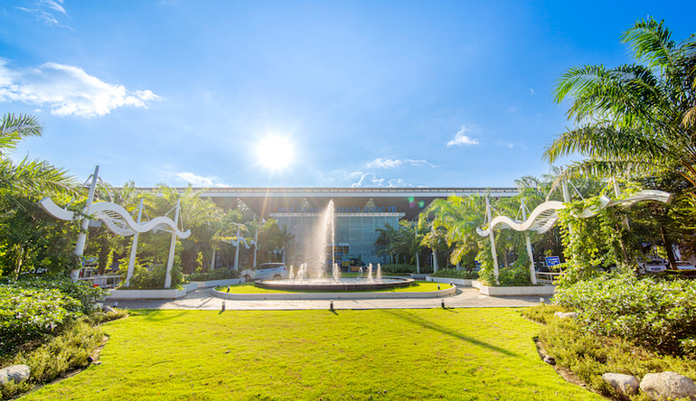 Cảnh quan cây xanh trước Nhà ga Quốc tế Đà Nẵng.