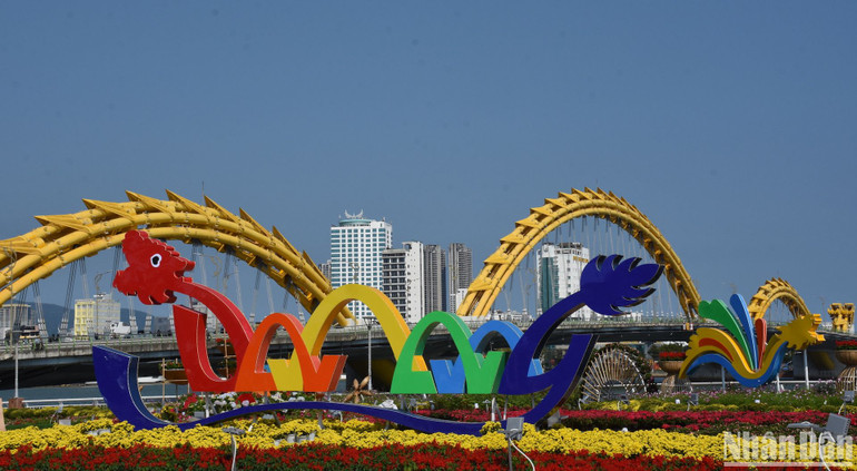 Hình ảnh linh vật rồng trở thành điểm nhấn trên đường hoa tết Đà Nẵng. (Ảnh ANH ĐÀO)