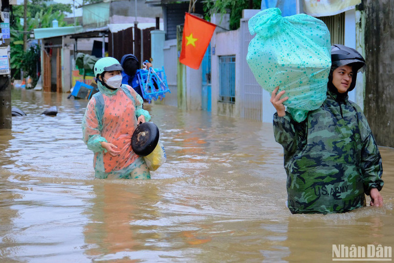 Sáng nay lực lượng chức năng đã tiếp tục hỗ trợ người dân đến nơi tránh trú an toàn. Sáng nay lực lượng chức năng đã tiếp tục hỗ trợ người dân đến nơi tránh trú an toàn.