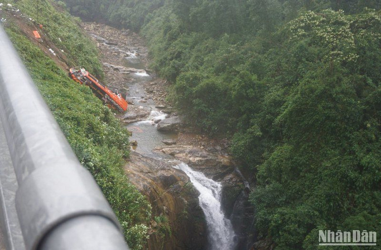 Chiếc xe lao xuống vực sâu.