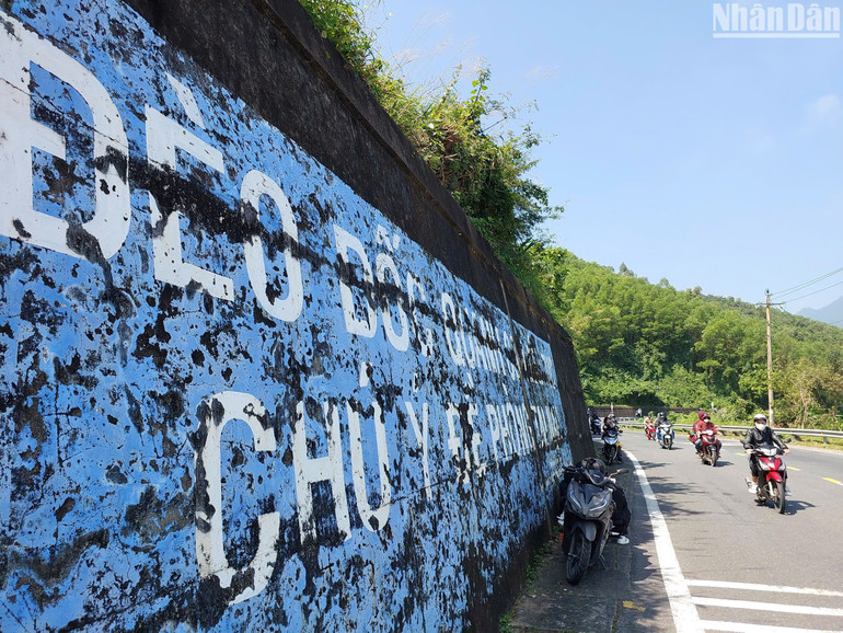 Đường đèo quanh co và có các cảnh báo lưu ý đối với các phương tiện lưu thông nhằm bảo đảm an toàn. (Ảnh: ANH ĐÀO) Đường đèo quanh co và có các cảnh báo lưu ý đối với các phương tiện lưu thông nhằm bảo đảm an toàn. (Ảnh: ANH ĐÀO)