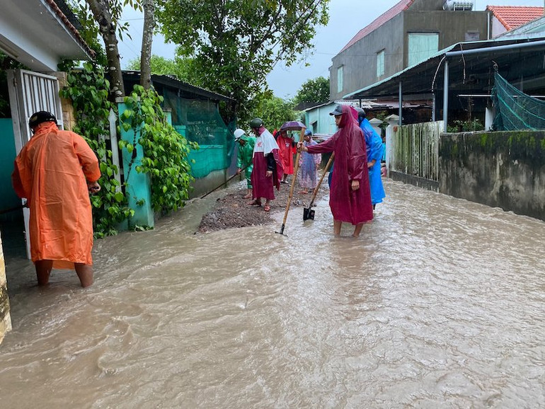 Bùn đất chảy tràn vào nhà dân khu vực Cụm công nghiệp Cẩm Lệ.