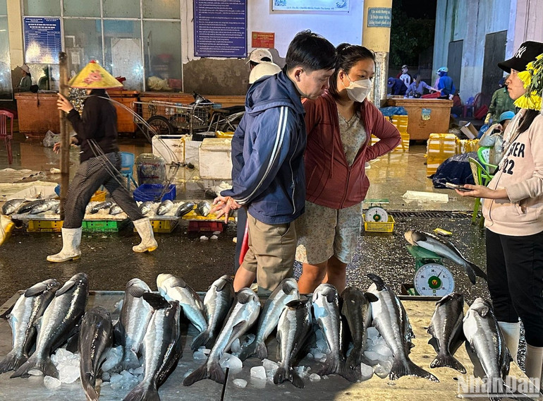 Nhiều người dân đi chợ sớm để chọn mua cá tươi tại Cảng cá Thọ Quang về phục vụ Tết (Ảnh ANH ĐÀO)