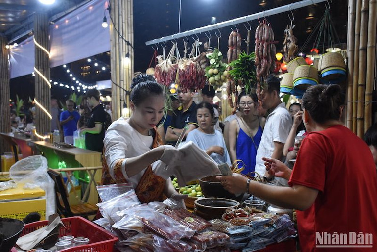 Các gian hàng ẩm thực chật kín người dân, du khách tham quan, trải nghiệm. (Ảnh: ANH ĐÀO)