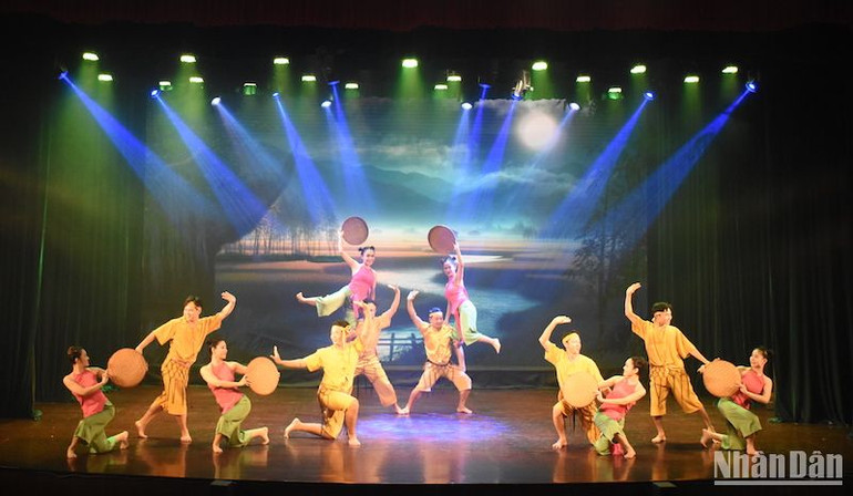 Múa “Bức tranh quê” do các nghệ sĩ Nhà hát tuồng Nguyễn Hiến Dĩnh Đà Nẵng thể hiện. (Ảnh ANH ĐÀO)