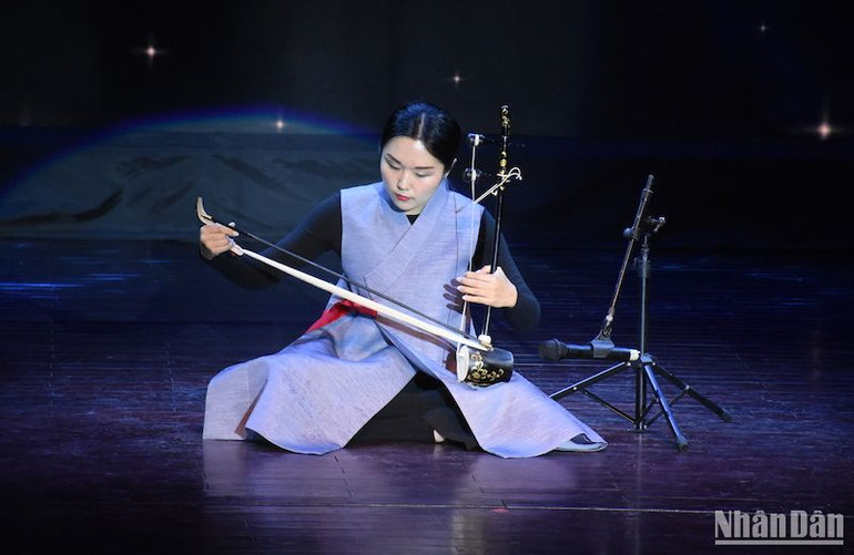nghệ sĩ Kim Soo Jin biểu diễn bằng đàn nhị Haegeum. (Ảnh ANH ĐÀO)