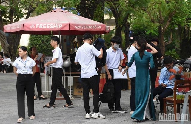 Các điểm thi bố trí khu vực gửi tư trang cá nhân cho thí sinh phù hợp theo quy định. (Ảnh: ANH ĐÀO)