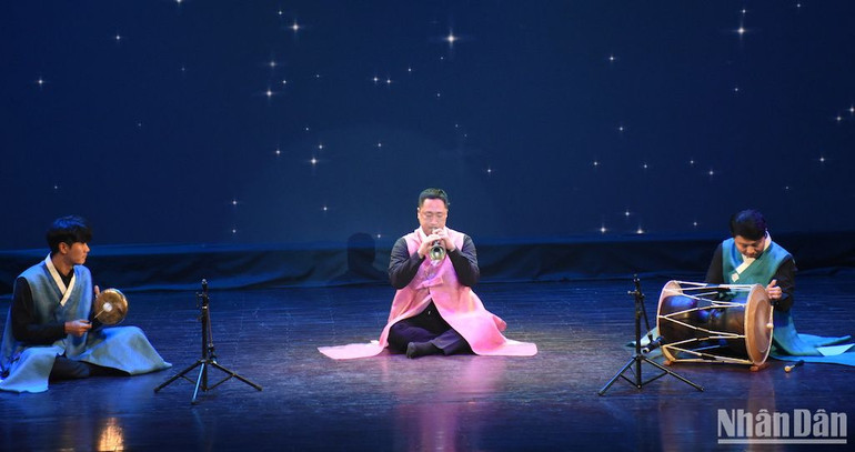 Tác phẩm Taepyungso-Poongryu - Kèn bầu phong lưu do các nghệ sĩ Son Yong Min (kèn bầu Taepyeongso), Kim Young Jin, Yuk Joon Hee (bộ gõ) biểu diễn. (Ảnh ANH ĐÀO)