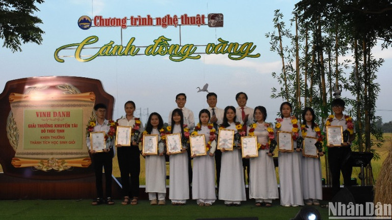 14 học sinh xuất sắc của huyện Hòa Vang, thành phố Đà Nẵng nhận Giải thưởng khuyến tài Đỗ Thúc Tịnh. (Ảnh: ANH ĐÀO)