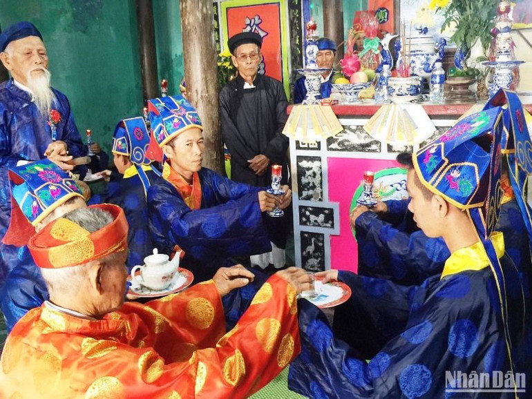 Các lão ngư làng biển cổ Nam Ô trong lễ cầu ngư mỗi dịp đầu năm mới. (Ảnh: ANH ĐÀO)