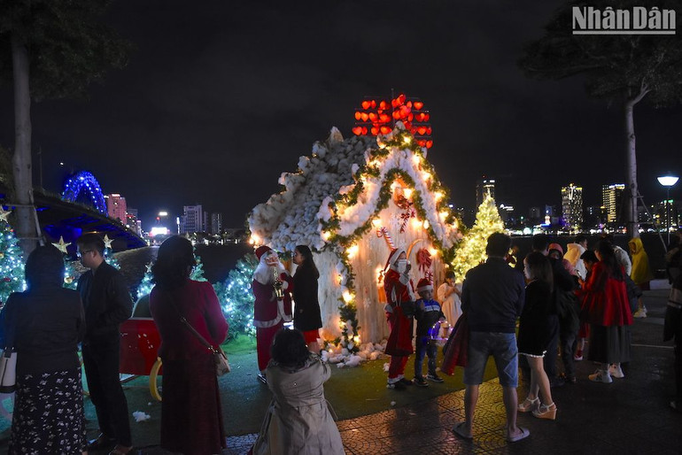 Khung cảnh Giáng sinh được tái hiện tại phía bờ Đông sông Hàn thu hút nhiều người dân đến chụp ảnh.