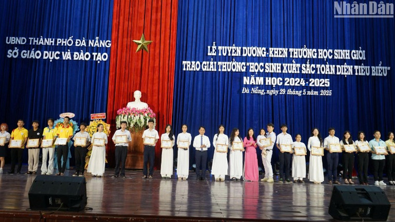 Đà Nẵng vinh danh, khen thưởng các em học sinh xuất sắc tiêu biểu trong năm học 2024-2025. (Ảnh: ANH ĐÀO)