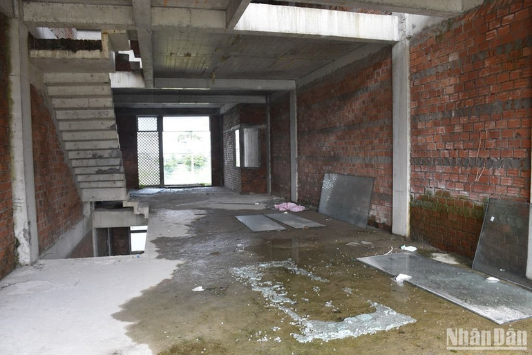 Bên trong nhiều căn hộ nhếch nhác, đọng nước. (Ảnh: ANH ĐÀO)