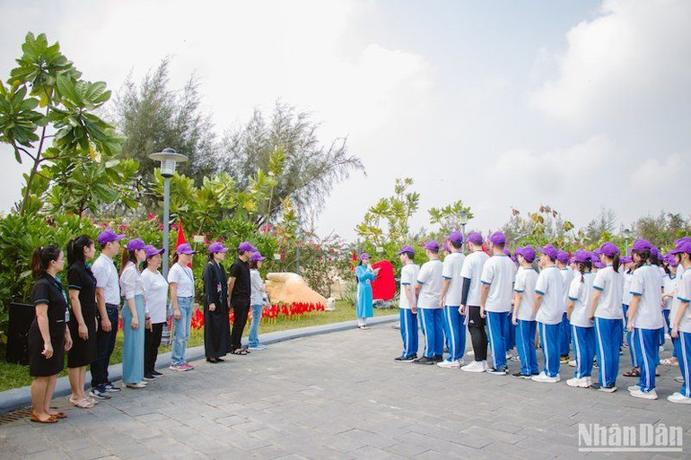 Cột mốc Trường Sa đặc biệt dành cho học sinh - Đây không chỉ là nơi nhắc học sinh nhớ về biển đảo Trường Sa mà còn có ý nghĩa giáo dục sâu sắc về truyền thống yêu nước, lòng tự hào dân tộc.