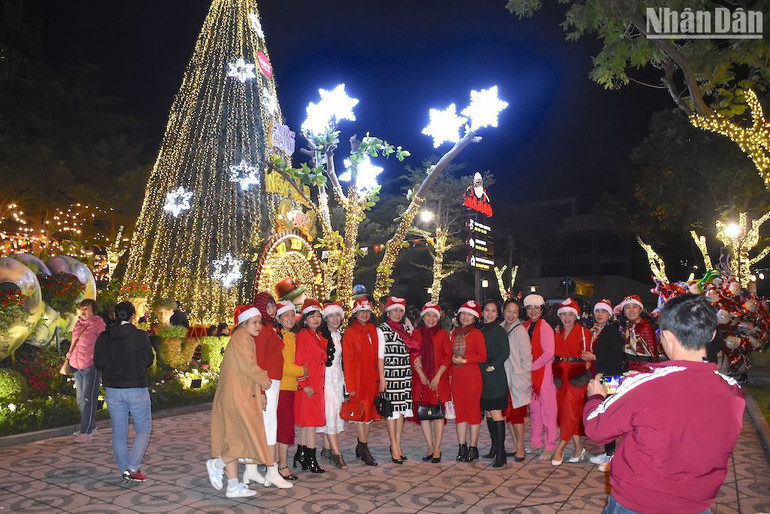 Nhiều du khách lưu lại khoảnh khắc Giáng sinh tại Đà Nẵng.