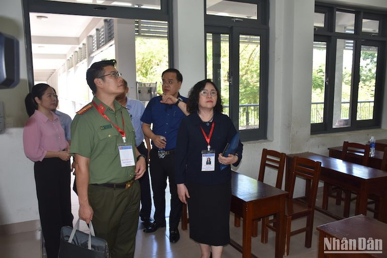 Đoàn kiểm tra hệ thống camera được lắp đặt tại các phòng thi, điểm thi Trường THPT Phan Châu Trinh. (Ảnh: ANH ĐÀO)