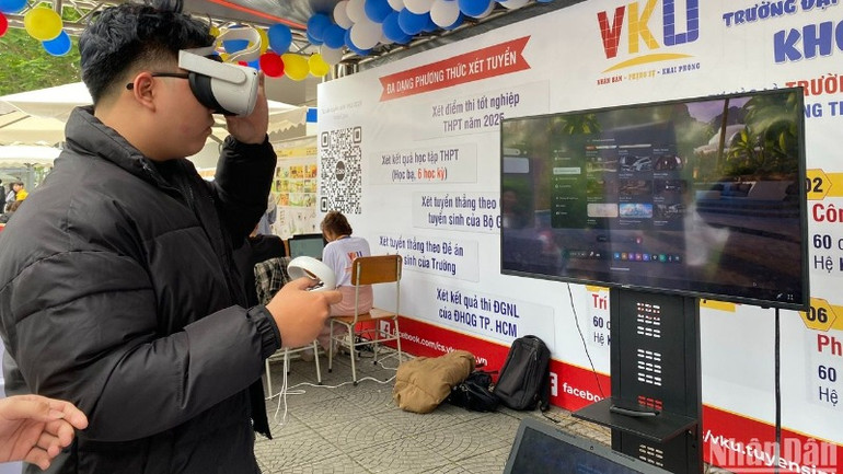 Nhiều không gian trải nghiệm dành cho các thí sinh tham gia chung kết Kỳ thi Olympic Tin học miền Trung và Tây Nguyên - Lần thứ VI, năm 2025. (Ảnh: ANH ĐÀO)