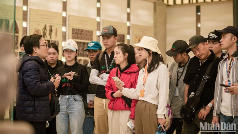 Khóa training hướng dẫn viên do Vodatours tổ chức ngày 23/3 với sự hướng dẫn của Chủ tịch Chi hội hướng dẫn viên du lịch Đà Nẵng Võ Văn Anh. (Ảnh: ANH ĐÀO)