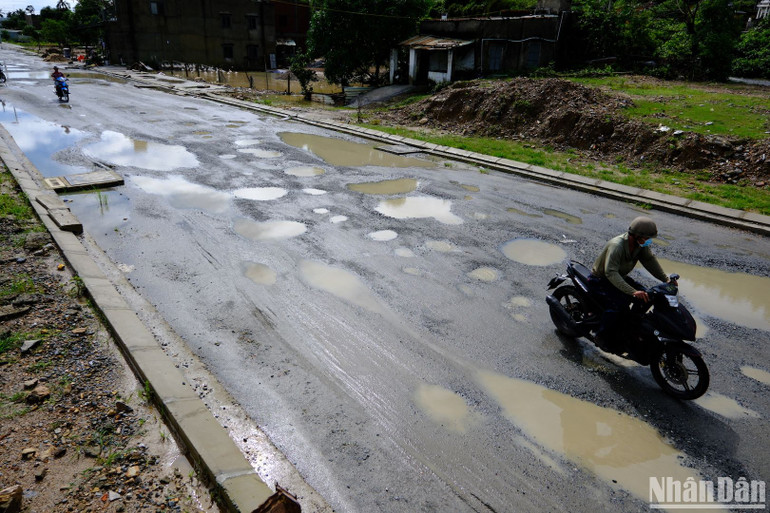 “Dự án hai lần phải gia hạn do gặp khó khăn trong công tác giải tỏa, đền bù, giải phóng mặt bằng. Đến nay, còn 17 hộ dân trong diện giải phóng mặt bằng chưa thực hiện các cam kết, chưa bàn giao mặt bằng, cản trở thi công. Hiện còn khoảng 6-7 đoạn, với tổng chiều dài hơn 1km, chưa thể thi công vì vướng giải phóng mặt bằng. Chúng tôi quyết tâm đến hết năm nay sẽ hoàn thành dự án”, ông Nguyễn Minh Huy cho biết.