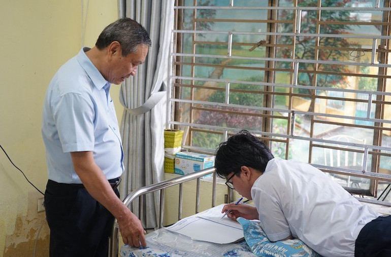 Thí sinh tại điểm thi trường THPT Nguyễn Thượng Hiền được hỗ trợ thi riêng một phòng do có sự cố về sức khoẻ.