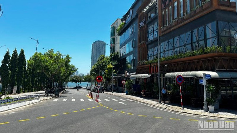 Đèn tín hiệu giao thông, biển báo đã được đơn vị thi công lắp đặt hoàn thiện. (Ảnh ANH ĐÀO)