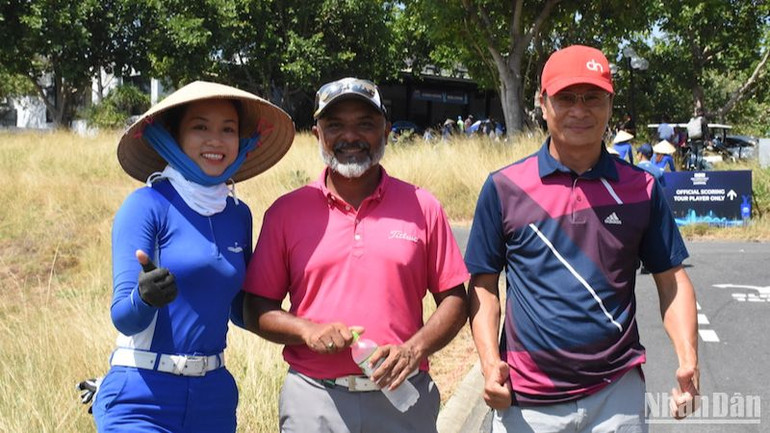 Gôn thủ Rahil Gangjee chụp ảnh lưu niệm cùng người hâm mộ Đà Nẵng. (Ảnhh: ANH ĐÀO)