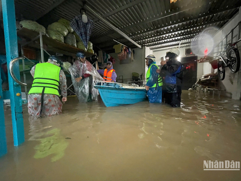Lực lượng chức năng có mặt tại khu vực đường Mẹ Suốt, hỗ trợ người dân di tản đến nơi tránh lũ an toàn. (Ảnh: CÔNG VINH)