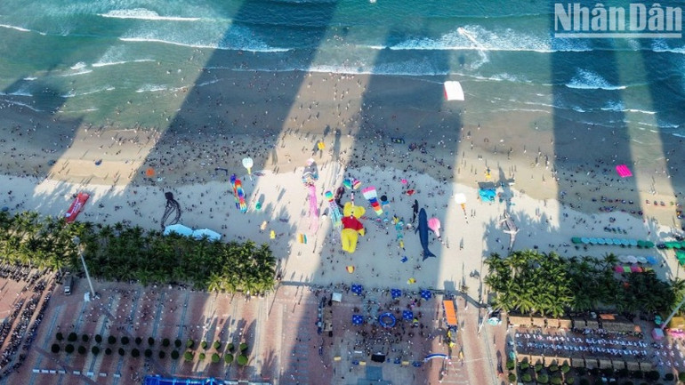 Biển Đà Nẵng sẽ sôi động với hàng loạt sự kiện trong Lễ hội Tận hưởng Đà Nẵng 2025- Enjoy Danang Festival 2025, diễn ra từ ngày 19-23/6. (Ảnh: ANH ĐÀO) Biển Đà Nẵng sẽ sôi động với hàng loạt sự kiện trong Lễ hội Tận hưởng Đà Nẵng 2025- Enjoy Danang Festival 2025, diễn ra từ ngày 19-23/6. (Ảnh: ANH ĐÀO)