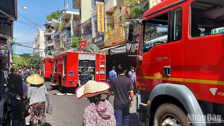 Nhiều xe chữa cháy cùng hàng chục cán bộ, chiến sĩ tiếp cận hiện trường, dập lửa. (Ảnh: AD)