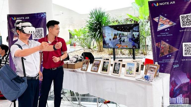 Người dân trải nghiệm không gian trưng bày và giới thiệu ứng dụng số tại Ngày hội Chuyển đổi số quận Hải Châu năm 2024. (Ảnh: ANH ĐÀO)