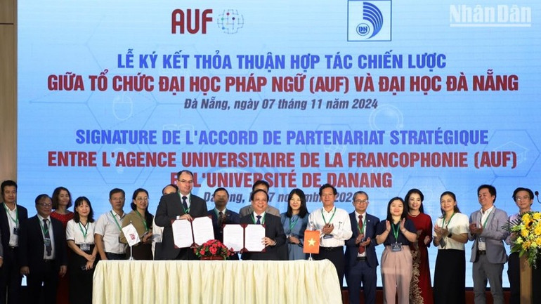 Tại hội thảo, GS Nicolas Mainetti - Giám đốc Vùng châu Á-Thái Bình Dương của AUF và PGS, TS Nguyễn Ngọc Vũ - Giám đốc Đại học Đà Nẵng ký kết Thỏa thuận hợp tác. (Ảnh: ANH ĐÀO)