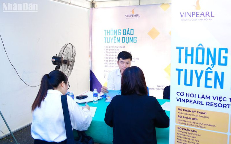 Chương trình thu hút 51 doanh nghiệp tham gia tuyển dụng việc làm. (Ảnh: ANH ĐÀO)