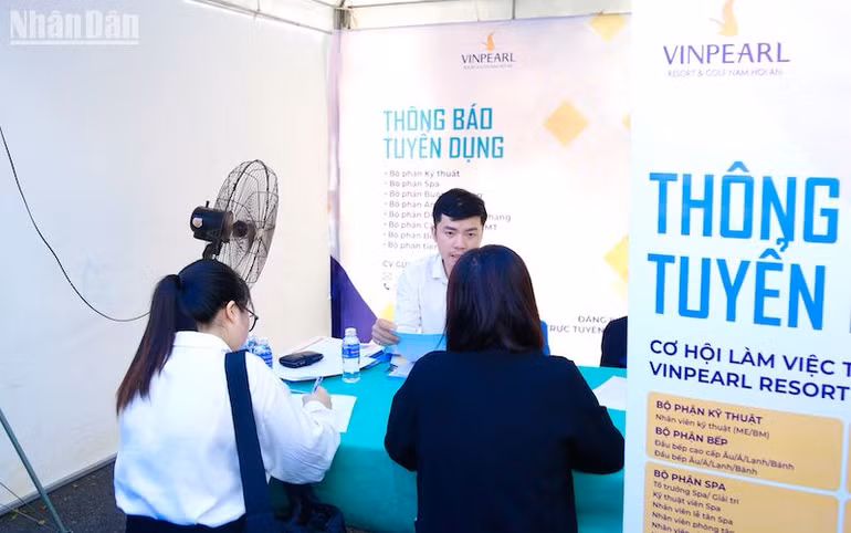 Chương trình thu hút 51 doanh nghiệp tham gia tuyển dụng việc làm. (Ảnh: ANH ĐÀO)