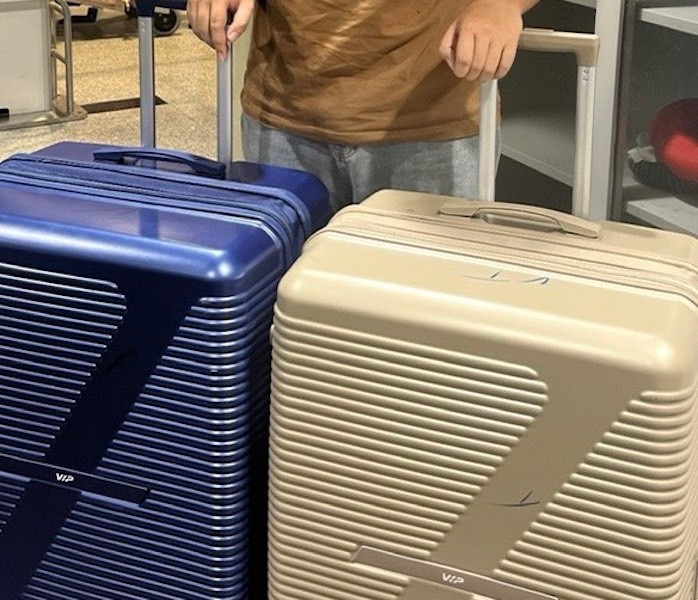 Hai kiện hành lý này được hành khách sử dụng để vận chuyển tôm hùm giống sống trái phép về Việt Nam. (Ảnh: Cục Hải quan Đà Nẵng)