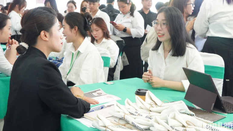 76 doanh nghiệp tham gia tuyển dụng nhân sự tại Ngày hội việc làm 2025. (Ảnh: ANH ĐÀO)