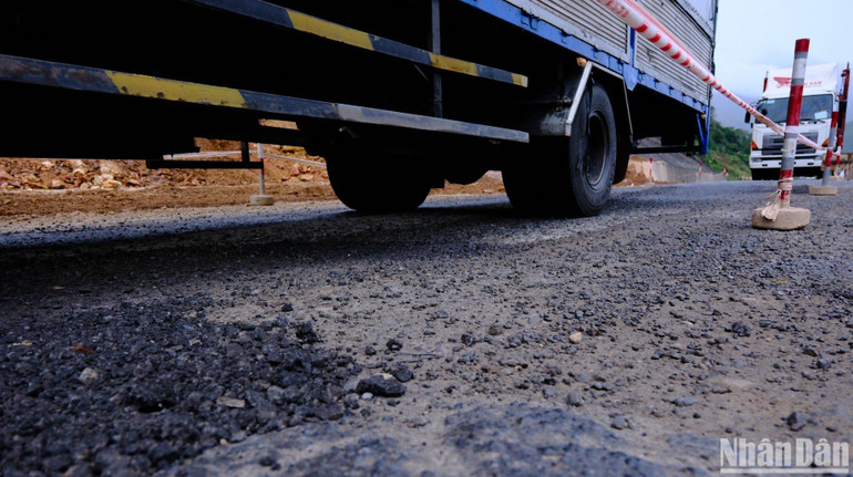 Một số vị trí bị sạt lở do mưa lũ cuối năm 2023 đang được khẩn trương khắc phục, khiến việc lưu thông của các phương tiện gặp khó khăn.