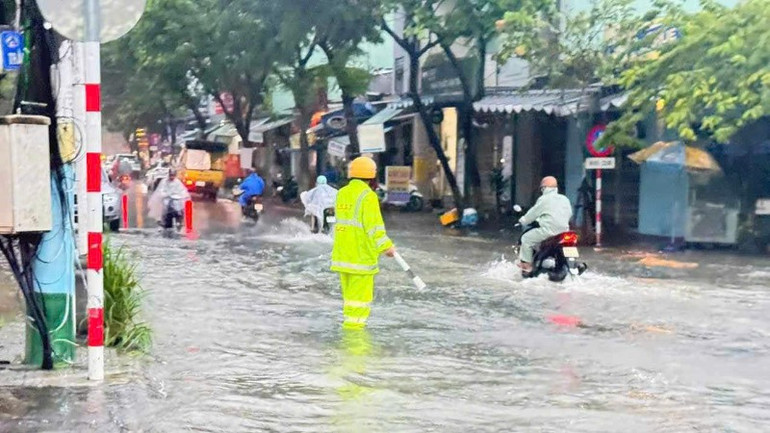 Lực lượng cảnh sát giao thông thành phố Đà Nẵng có mặt tại các điểm xung yếu, phân luồng hướng dẫn giao thông. (Ảnh: Hồng Hải)