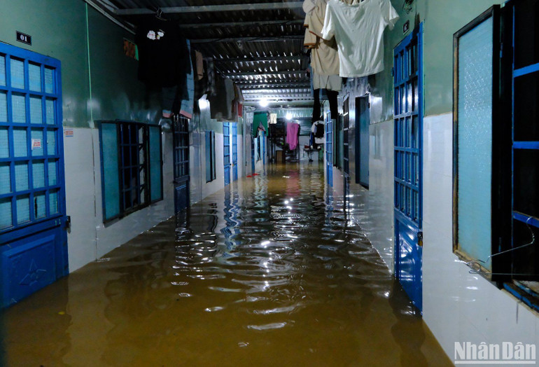 Mực nước ngập từ 0,3 đến 1m. (Ảnh: ANH ĐÀO)