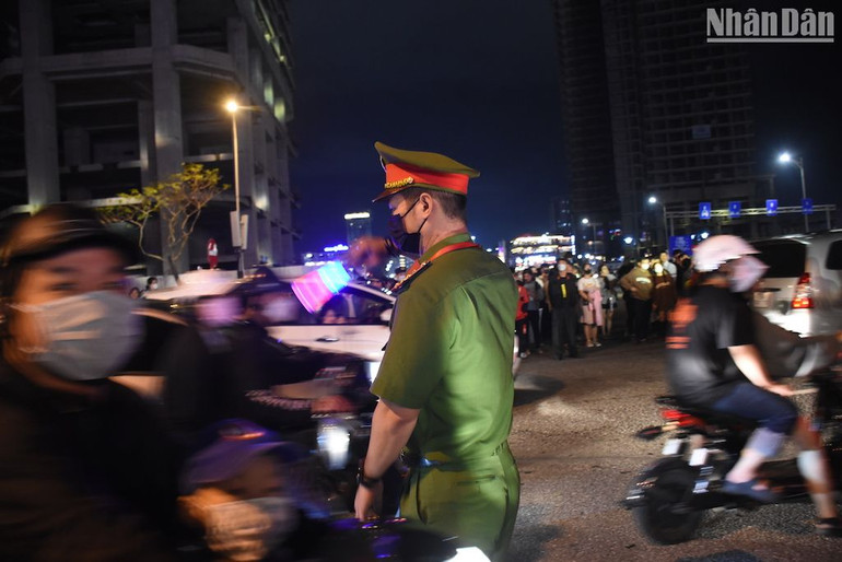 Lực lượng công an tăng cường phân luồng, hướng dẫn giao thông và bảo đảm an ninh trật tự tại chương trình. Lực lượng công an tăng cường phân luồng, hướng dẫn giao thông và bảo đảm an ninh trật tự tại chương trình.