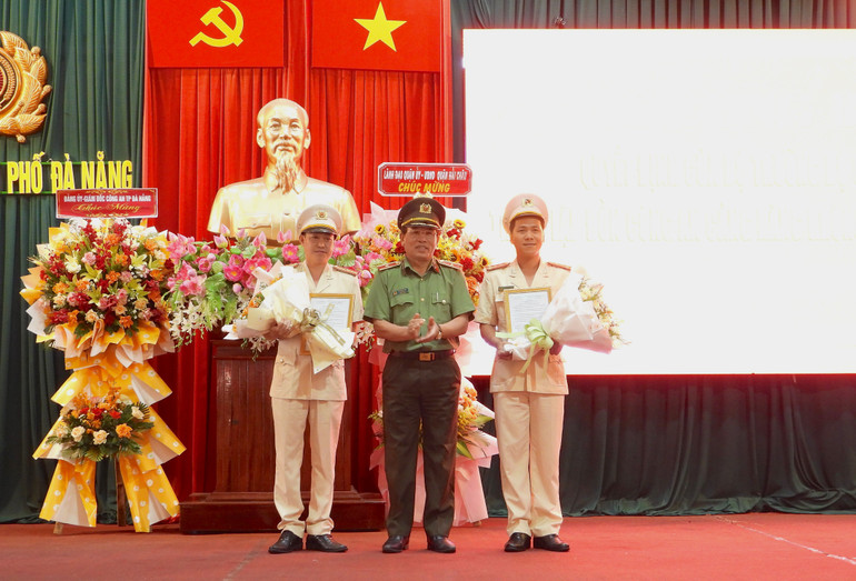 Thiếu tướng Vũ Xuân Viên, Giám đốc Công an thành phố Đà Nẵng, trao Quyết định điều động, bổ nhiệm Trưởng và Phó Trưởng đồn Công an Cảng hàng không quốc tế Đà Nẵng. Thiếu tướng Vũ Xuân Viên, Giám đốc Công an thành phố Đà Nẵng, trao Quyết định điều động, bổ nhiệm Trưởng và Phó Trưởng đồn Công an Cảng hàng không quốc tế Đà Nẵng.