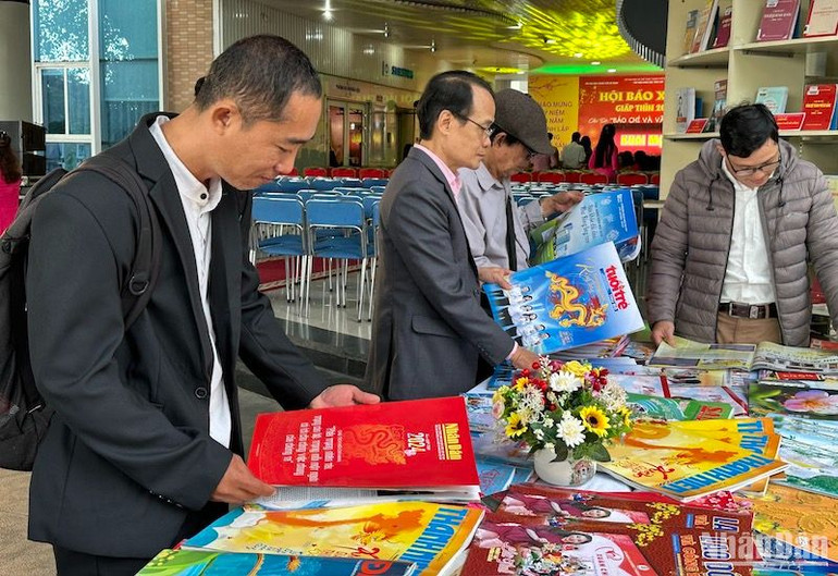 Hội Báo Xuân Giáp Thìn Đà Nẵng 2024 là dịp để giới thiệu đến độc giả những ấn phẩm báo Xuân ấn tượng. Ảnh: ANH ĐÀO