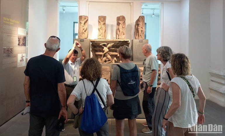 Du khách tham quan Phù điêu Apsara Trà Kiệu - bảo vật quốc gia. (Ảnh ANH ĐÀO)