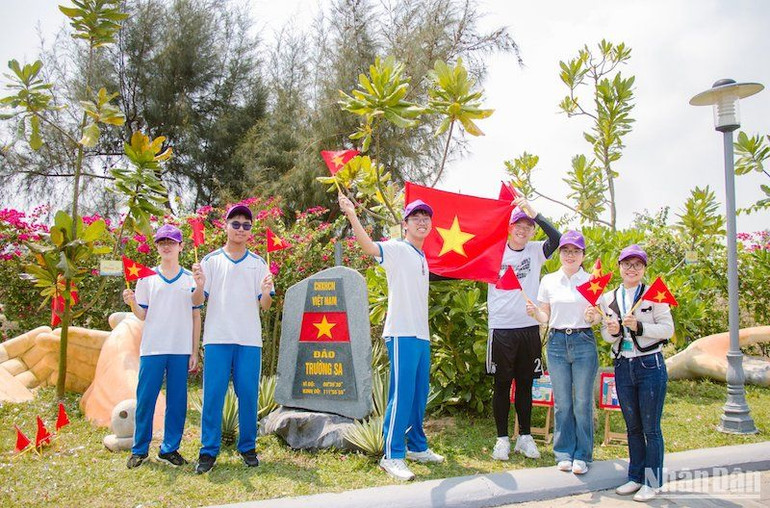 Cột mốc Trường Sa với những cây bàng vuông được mang về từ quần đảo Trường Sa.