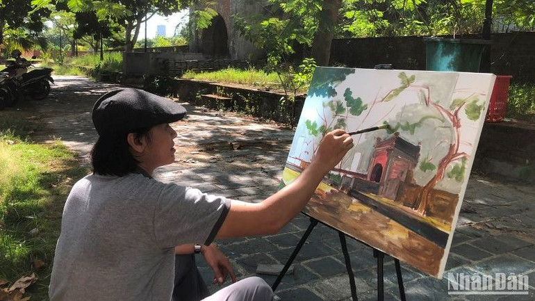 Các họa sĩ thực tế sáng tác mỹ thuật về nét đẹp Đà Nẵng. (Ảnh: ANH ĐÀO)